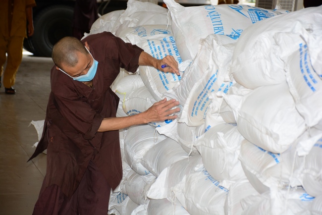 Chùa Hoằng Pháp: Tiếp tục hỗ trợ người dân khó khăn trong đại dịch Covid (đợt 8)